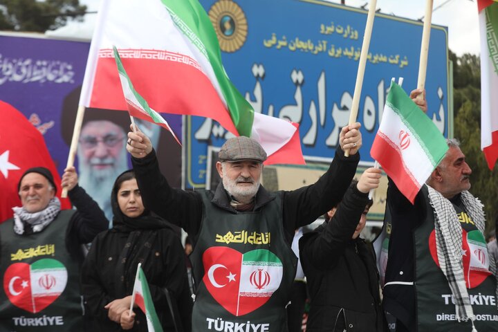 دیوار انسانی اهالی ترکیه در تبریز