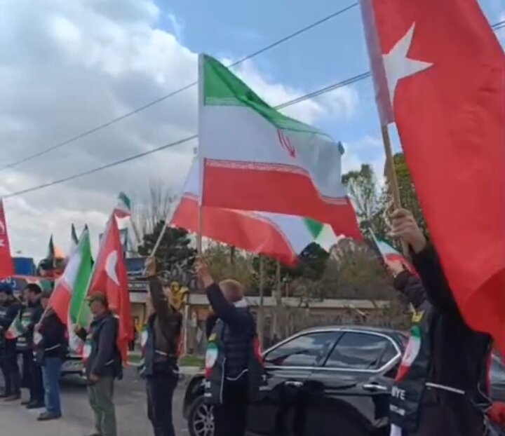 Türk kafilesi İran'da insan zinciri oluşturdu