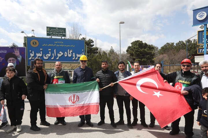 بالفيديو، اقامة صلاة "الوحدة" بين الأشقاء الإيرانيين والأتراك في محطة تبريز الكهربائية