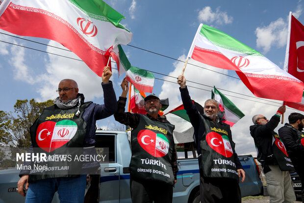 زنجیره انسانی فعالان رسانه ای اجتماعی ترکیه