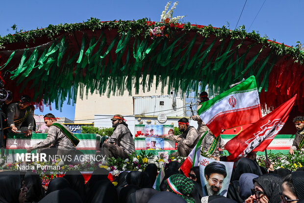 وداع و تشییع ۱۵ شهید از یک خانواده در کرج