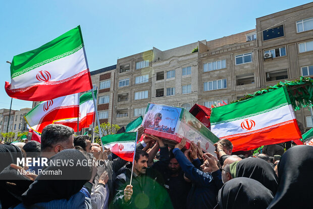 وداع و تشییع ۱۵ شهید از یک خانواده در کرج