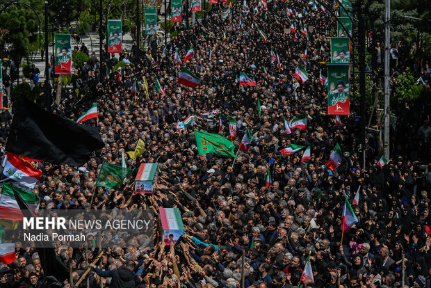 وداع و تشییع ۱۵ شهید از یک خانواده در کرج