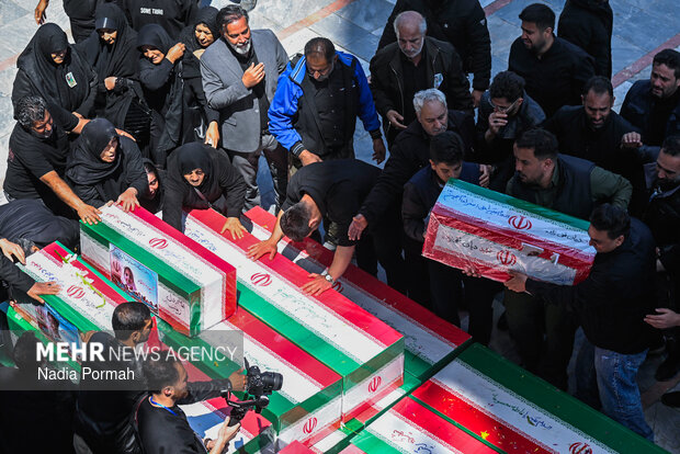 وداع و تشییع ۱۵ شهید از یک خانواده در کرج