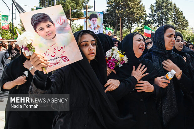 وداع و تشییع ۱۵ شهید از یک خانواده در کرج