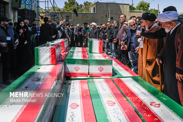 وداع و تشییع ۱۵ شهید از یک خانواده در کرج