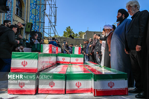 وداع و تشییع ۱۵ شهید از یک خانواده در کرج