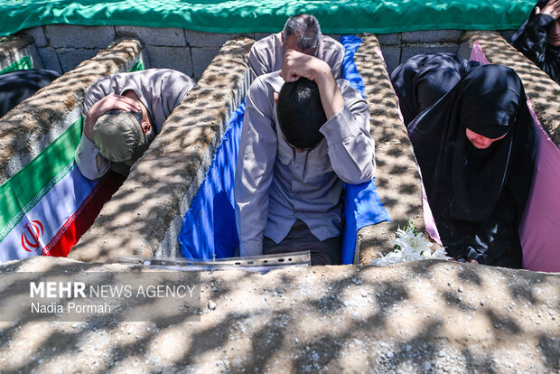 وداع و تشییع ۱۵ شهید از یک خانواده در کرج