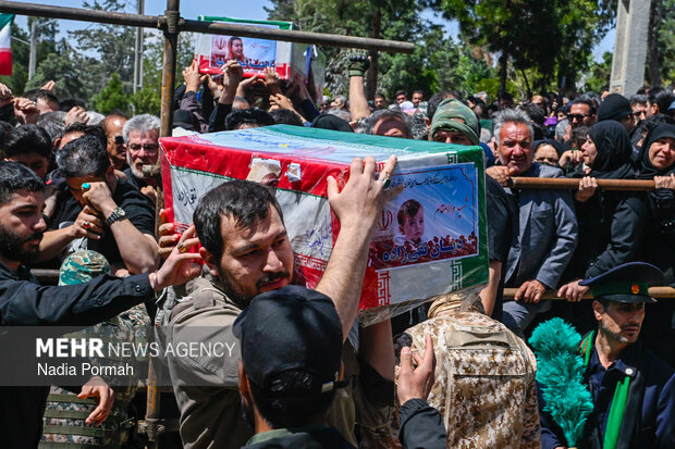 وداع و تشییع ۱۵ شهید از یک خانواده در کرج