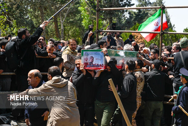 وداع و تشییع ۱۵ شهید از یک خانواده در کرج