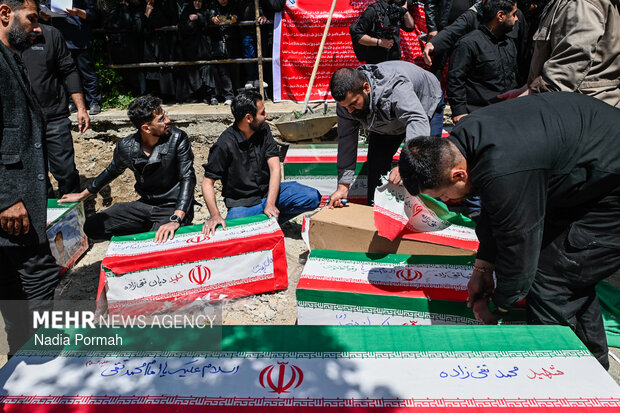 وداع و تشییع ۱۵ شهید از یک خانواده در کرج