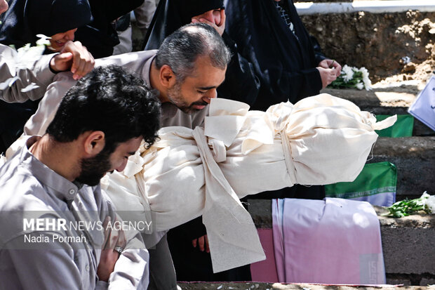 وداع و تشییع ۱۵ شهید از یک خانواده در کرج