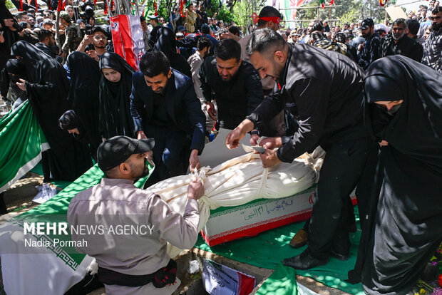 وداع و تشییع ۱۵ شهید از یک خانواده در کرج