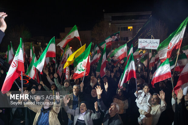 اجتماع حمایت از رزمندگان در مقابله با دشمن آمریکایی - صهیونی