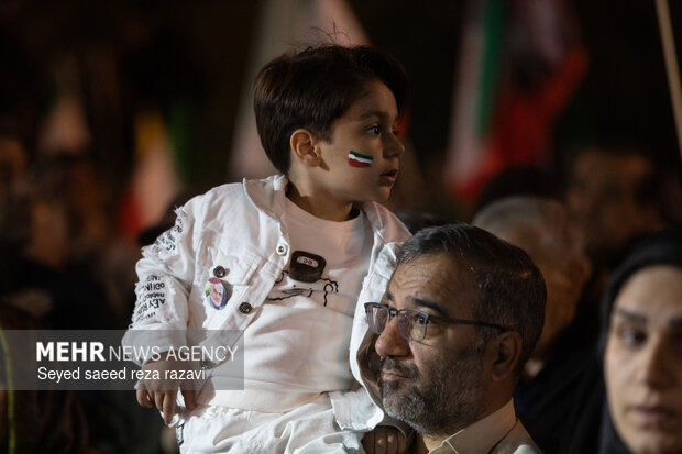 اجتماع حمایت از رزمندگان در مقابله با دشمن آمریکایی - صهیونی