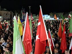 Türk kafilesi Tebriz halkı ile aynı safta