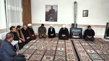 دیدار فرمانده سپاه لرستان با خانواده شهید «مهدی ویسکرمی»