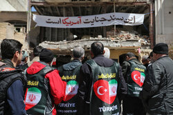 Türkiye'den gelen grup ABD-İsrail'in vurduğu Tebriz kentini ziyaret etti