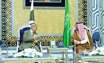 نخست وزیر پاکستان وارد عربستان شد