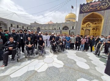 بازماندگان ناو شکن دنا به حرم مطهر امام رضا(ع) مشرف شدند