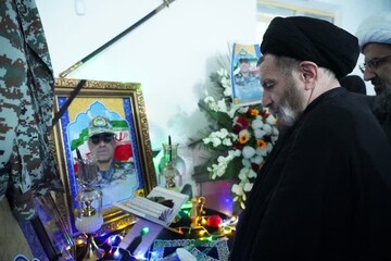 نماینده ولی‌فقیه در لرستان با خانواده ۳ شهید جنگ رمضان دیدار کرد