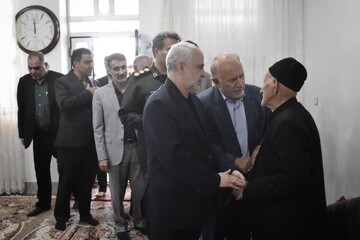 مشاور رئیس‌جمهور در امور ایثارگران با خانواده شهید «حسنوند» دیدار کرد