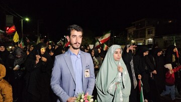 جشن ازدواج در راهپیمایی شبانه رامسر