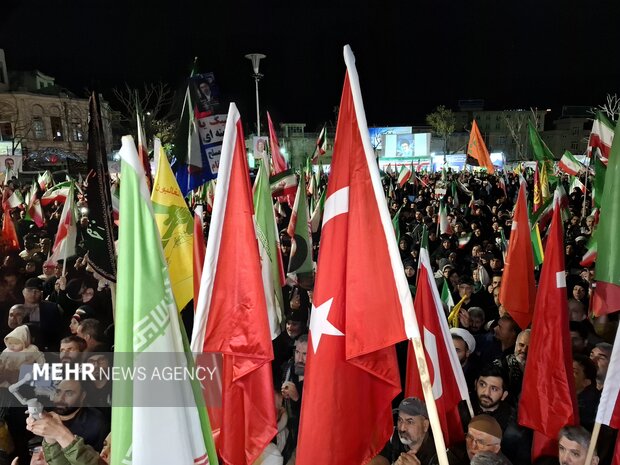 Türk kafilesi Tebriz halkı ile aynı safta