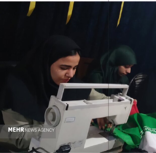 «کارگاه خیاطی» سنگر همدلی؛ دخترانی که با دوخت پرچم پشتوانه خیابان شدند