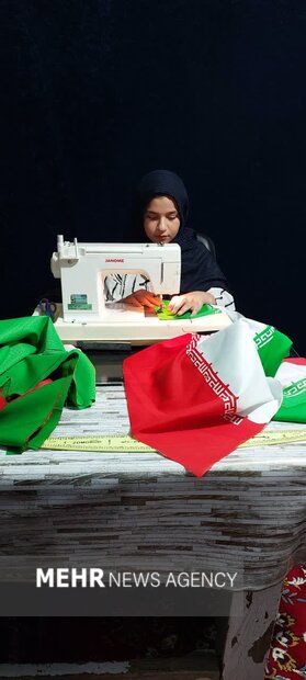 «کارگاه خیاطی» سنگر همدلی؛ دخترانی که با دوخت پرچم پشتوانه خیابان شدند