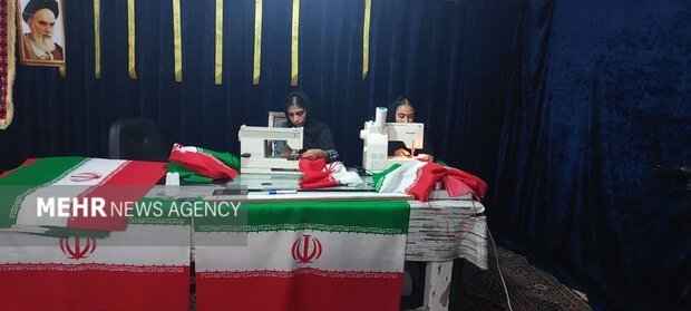«کارگاه خیاطی» سنگر همدلی؛ دخترانی که با دوخت پرچم پشتوانه خیابان شدند