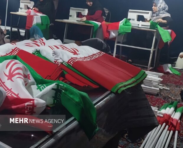 «کارگاه خیاطی» سنگر همدلی؛ دخترانی که با دوخت پرچم پشتوانه خیابان شدند