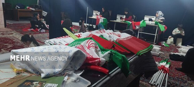 «کارگاه خیاطی» سنگر همدلی؛ دخترانی که با دوخت پرچم پشتوانه خیابان شدند