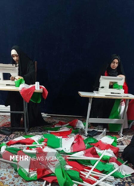 «کارگاه خیاطی» سنگر همدلی؛ دخترانی که با دوخت پرچم پشتوانه خیابان شدند