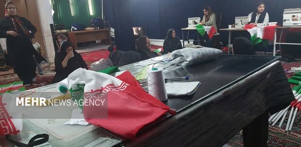 «کارگاه خیاطی» سنگر همدلی؛ دخترانی که با دوخت پرچم پشتوانه خیابان شدند