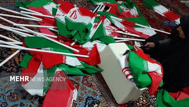 «کارگاه خیاطی» سنگر همدلی؛ دخترانی که با دوخت پرچم پشتوانه خیابان شدند