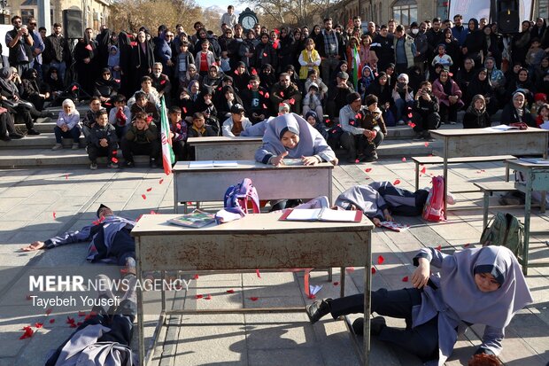 نمایش خیابانی «زنگ بهشت» در همدان