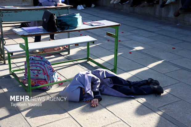 نمایش خیابانی «زنگ بهشت» در همدان