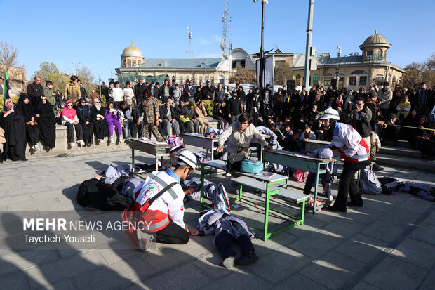 نمایش خیابانی «زنگ بهشت» در همدان