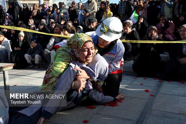 نمایش خیابانی «زنگ بهشت» در همدان