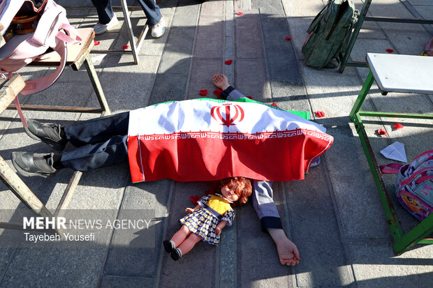 نمایش خیابانی «زنگ بهشت» در همدان