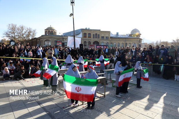 نمایش خیابانی «زنگ بهشت» در همدان