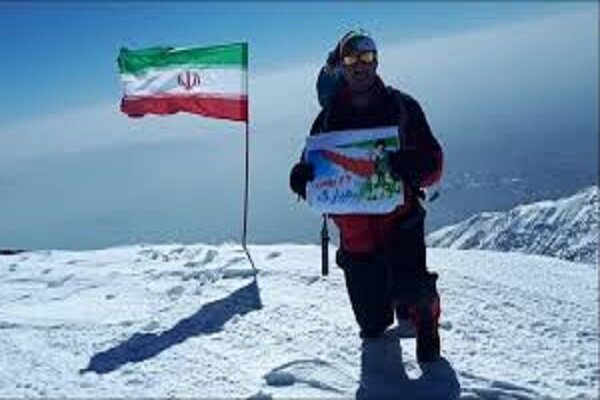 VIDEO: Waving Iranian flag at Tochal Ski Resort