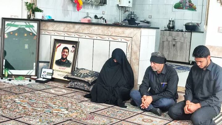 دیدار فرمانده سپاه لرستان با خانواده شهید «مهدی ویسکرمی»