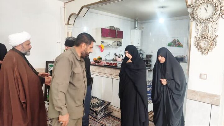 دیدار فرمانده سپاه لرستان با خانواده شهید «مهدی ویسکرمی»