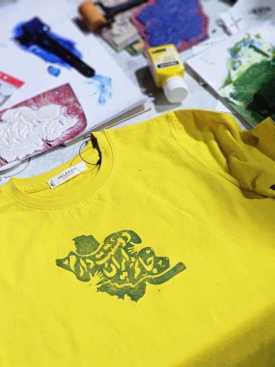 چاپ تیشرت «دوستت دارم ایران جانم» در تجمعات مردمی