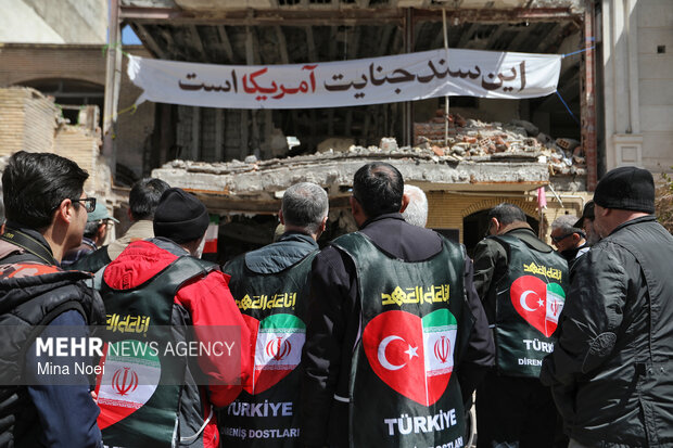 Türkiye'den gelen grup ABD-İsrail'in vurduğu Tebriz kentini ziyaret etti