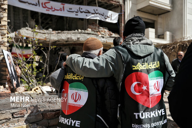 بازدید فعالین رسانه‌ای ترکیه از آثار تجاوزات آمریکایی- صهیونی در تبریز