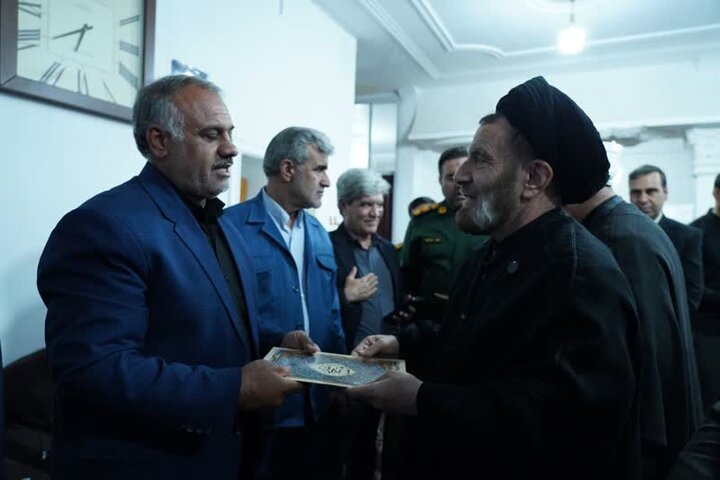 نماینده ولی‌فقیه در لرستان با خانواده ۳ شهید جنگ رمضان دیدار کرد