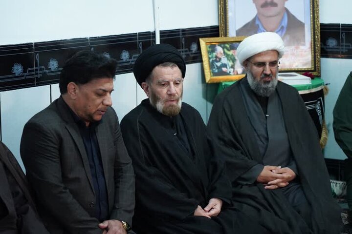نماینده ولی‌فقیه در لرستان با خانواده ۳ شهید جنگ رمضان دیدار کرد
